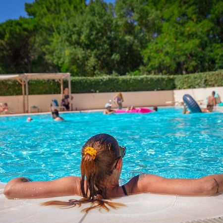 Camping La Sousta**** Remoulins Buitenkant foto