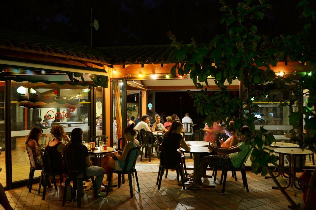 Camping La Sousta**** Remoulins Buitenkant foto