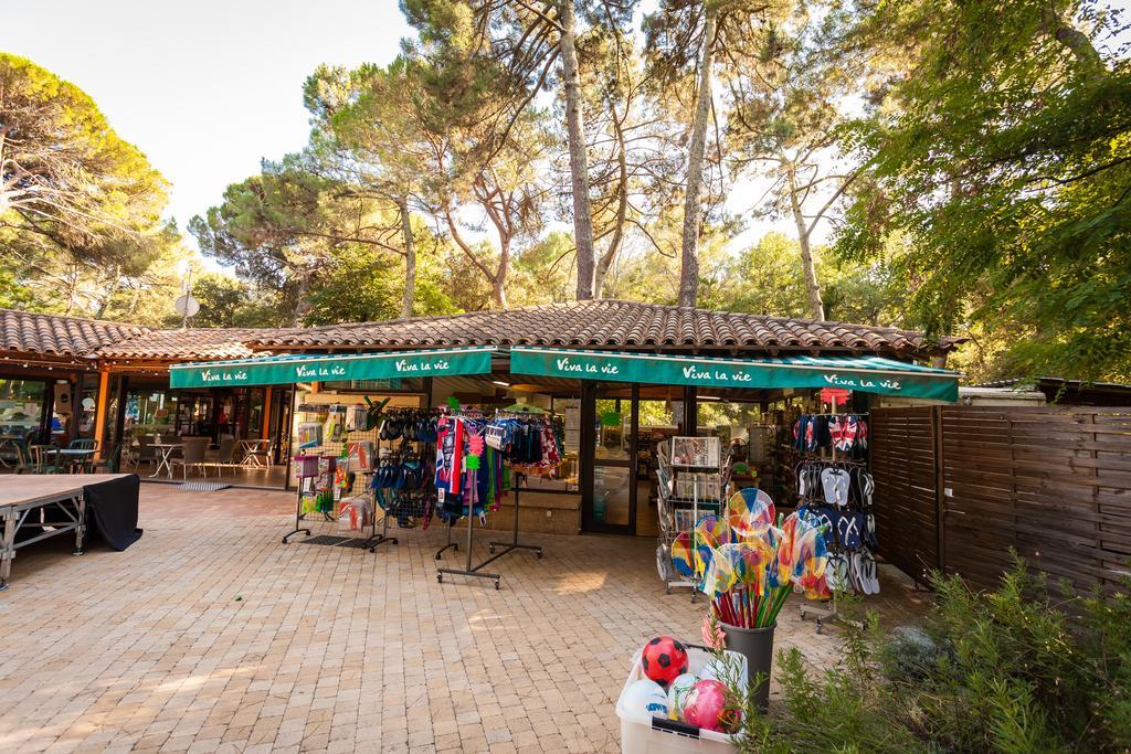 Camping La Sousta**** Remoulins Buitenkant foto