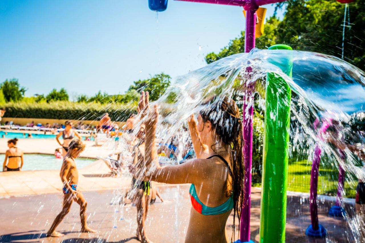 Camping La Sousta**** Remoulins Buitenkant foto